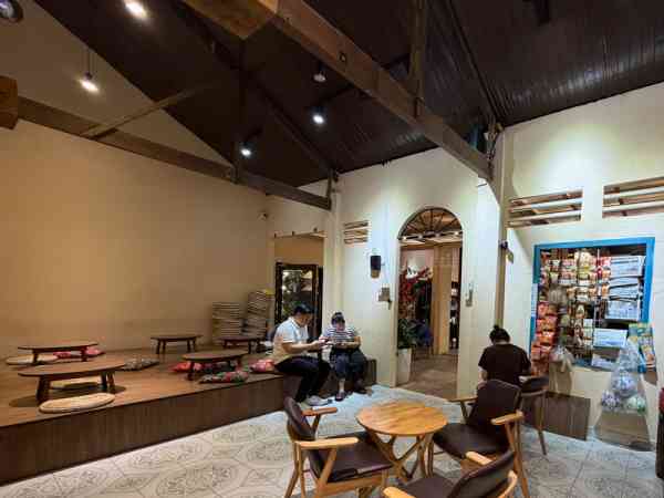Trần nhà cao xử lý âm thanh thế nào? Có cần thêm loa?