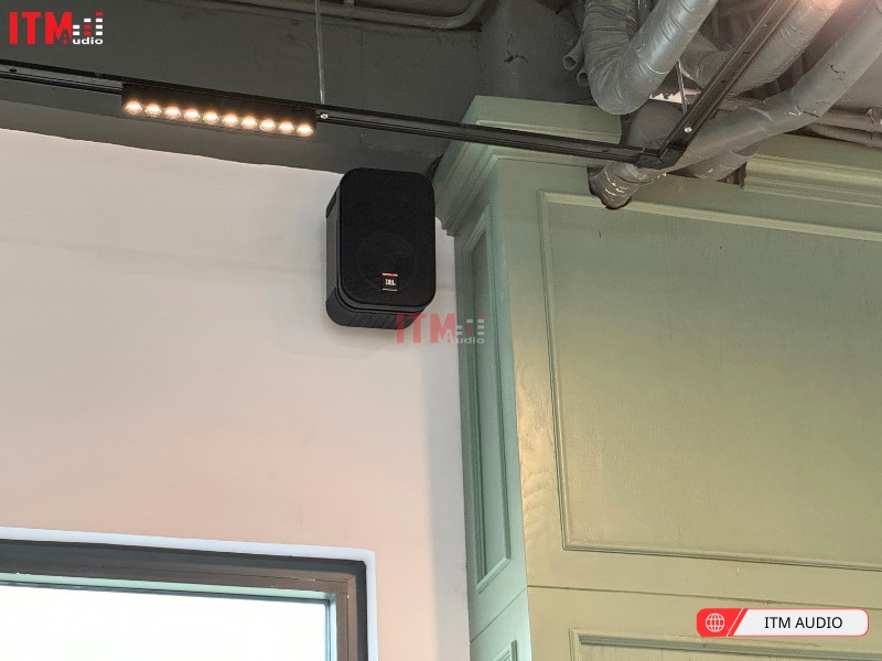 loa jbl treo tuong 2