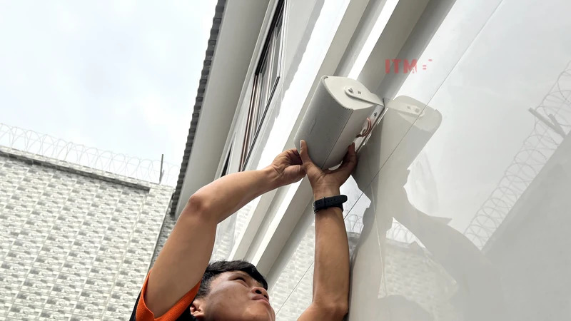 06 ky thuat vien tc sai gon can chinh loa treo tuong