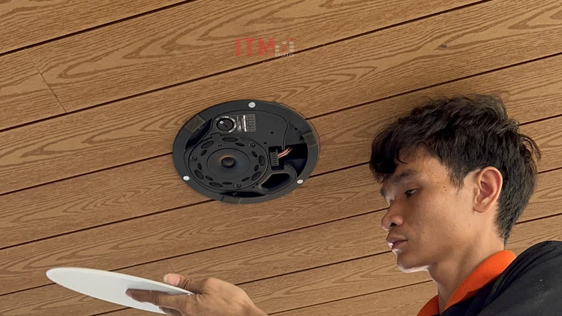 04 ky thuat vien tc sai gon lap loa am tran