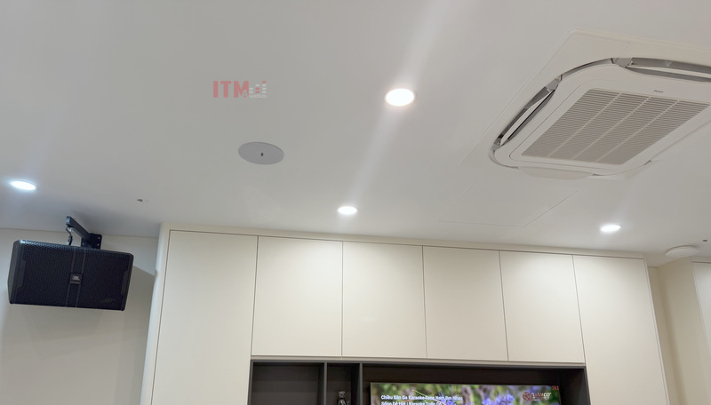 Loa, đèn âm trần và điều hòa cùng xuất hiện trên một mặt trần đã hoàn thiện.