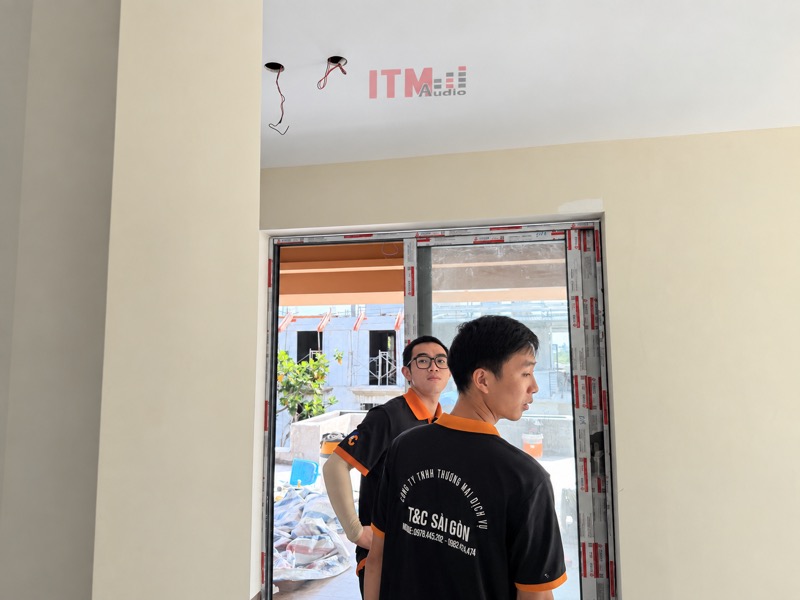 Khảo sát hiện trường giúp đối chiếu vị trí loa và đường dây trước khi hoàn thiện.