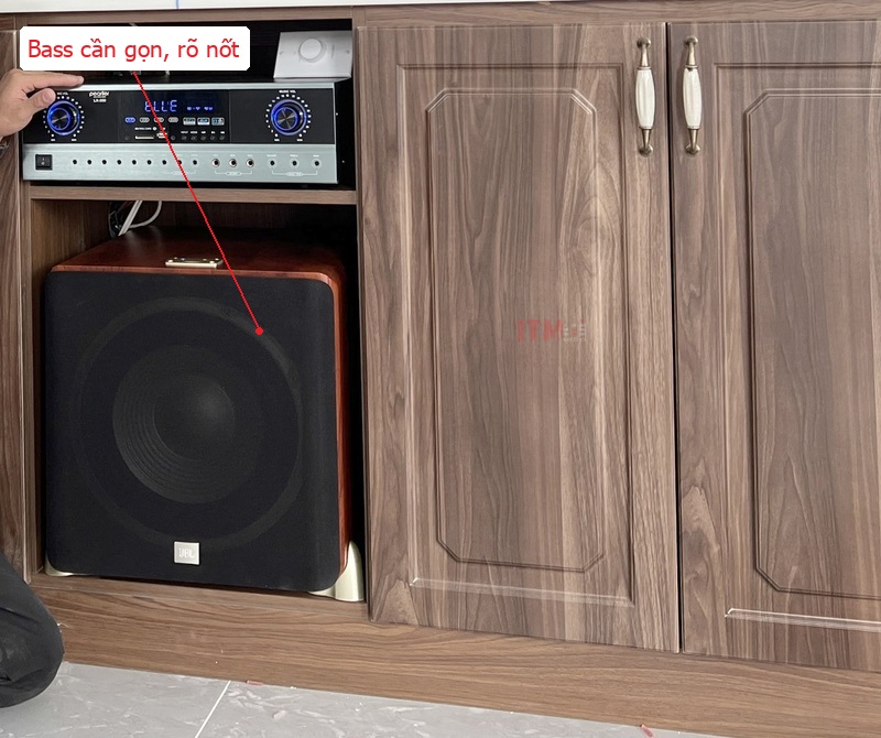 Subwoofer trong tủ: cần kiểm tra mức âm và vị trí để bass không lấn lời hát.