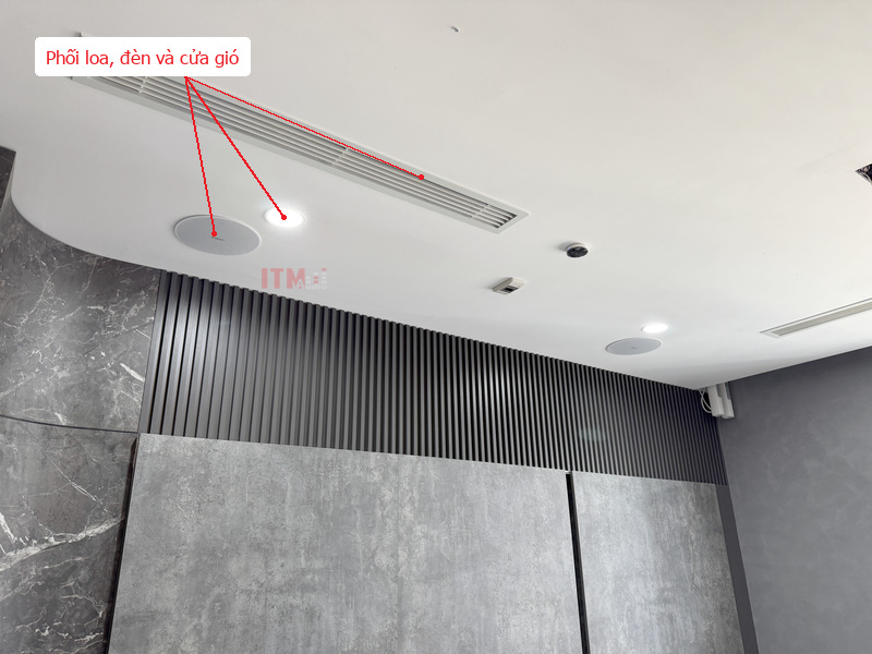 Vị trí loa, đèn và cửa gió là những chi tiết cần được phối hợp trên cùng mặt trần.