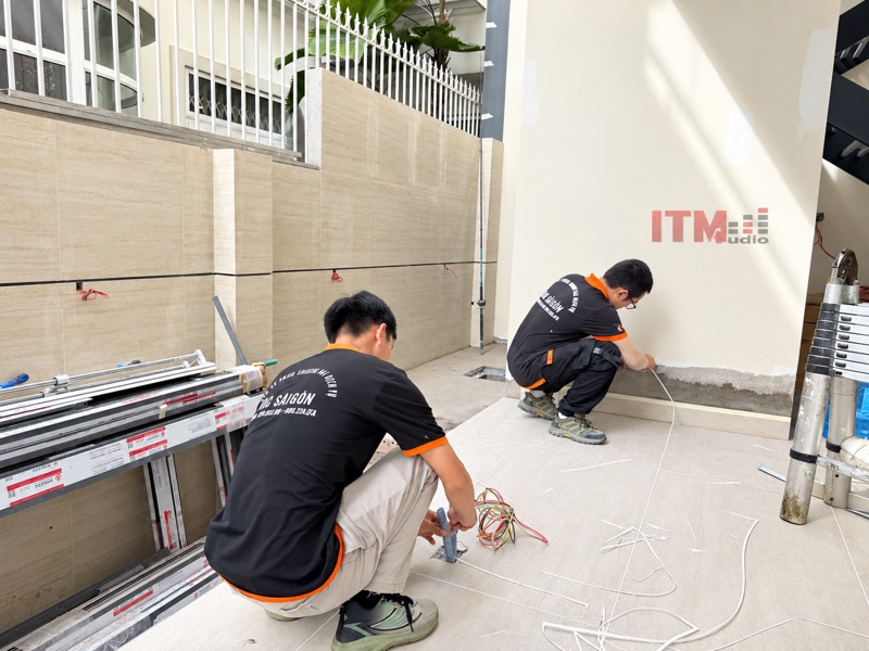Chuẩn bị tuyến dây trong quá trình thi công để tránh xử lý muộn khi công trình đã hoàn thiện.