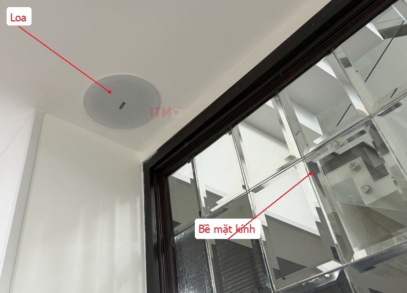 Loa gần kính và bề mặt cứng: cần kiểm tra cả phản xạ phòng khi tiếng cao bị gắt.