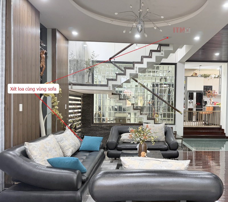 Vị trí loa cần được xét cùng sofa và vùng sinh hoạt, thay vì chỉ theo hàng đèn.