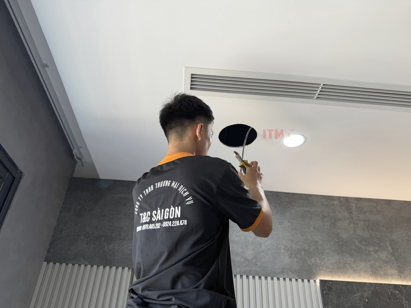 Kỹ thuật viên T&C xử lý đường dây tại vị trí lắp loa, trước khi hoàn thiện mặt trần.