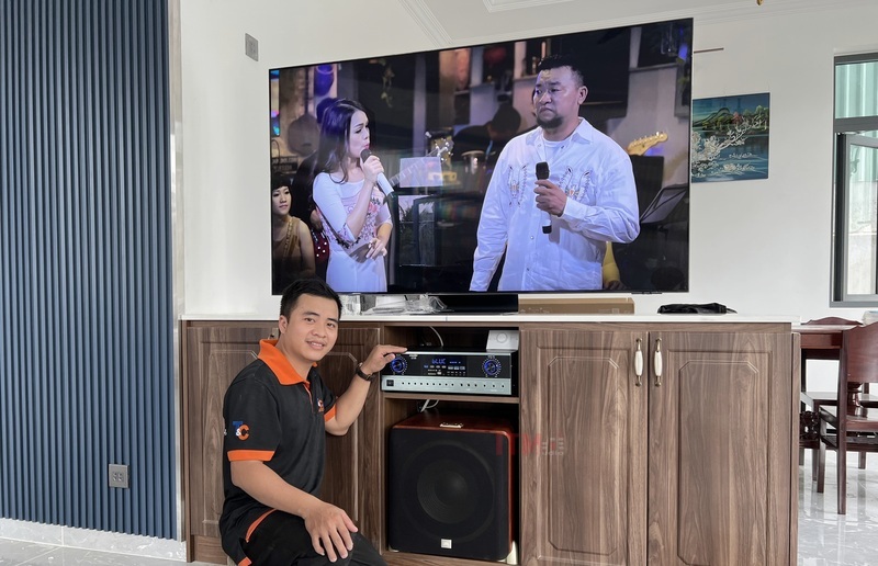 Hệ thống gia đình phát nhạc có giọng nam và nữ, phù hợp minh họa việc dùng bản thu quen thuộc khi nghe thử.