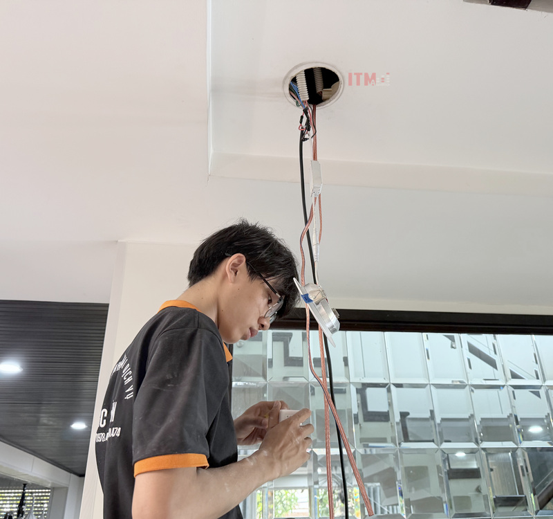Đường dây và đầu nối tại vị trí lắp loa cần được kiểm tra trực tiếp ở hiện trường.