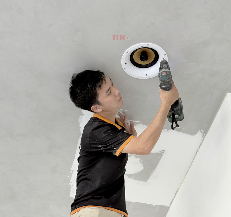 Chuẩn bị vị trí lắp loa từ giai đoạn thi công giúp kiểm soát khoang trần và đường dây.