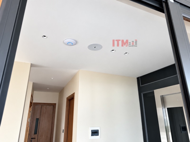 Phối hợp đúng trình tự giúp loa hòa hợp với bề mặt trần sau hoàn thiện.