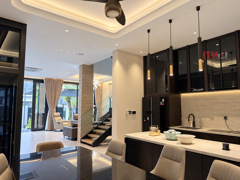 Phòng khách nối với bếp cần được đánh giá theo từng vị trí nghe, không chỉ theo tổng diện tích.