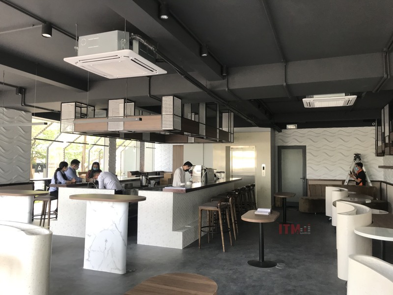 Ảnh không gian café Quận 7 trong quá trình triển khai, cần đánh giá âm thanh theo các vị trí và trạng thái sử dụng thực tế.