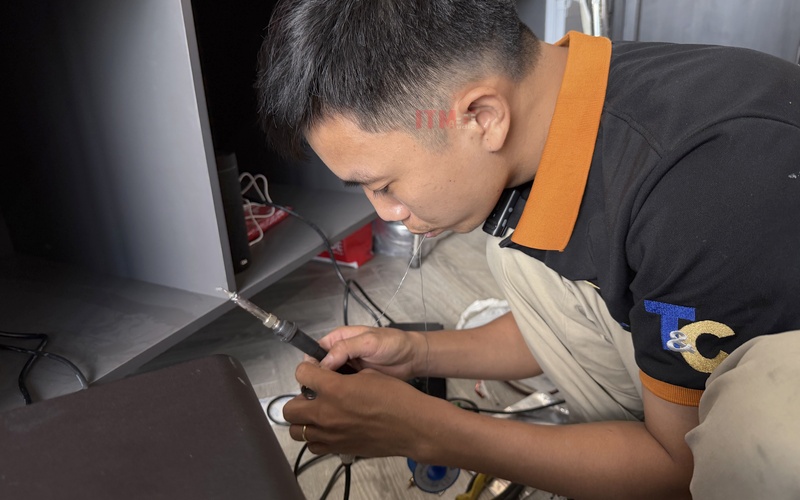 Ảnh thao tác đấu nối minh họa yêu cầu kiểm tra cổng của đúng thiết bị