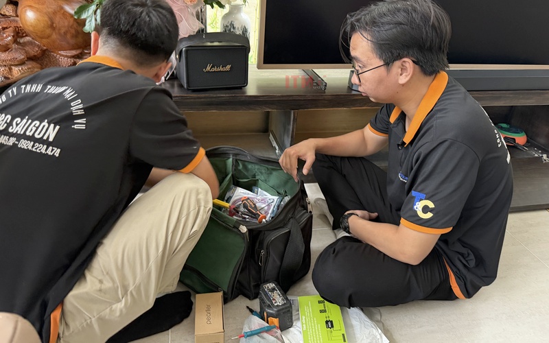 Kỹ thuật viên kiểm tra hệ thống trước khi bàn giao và hướng dẫn sử dụng