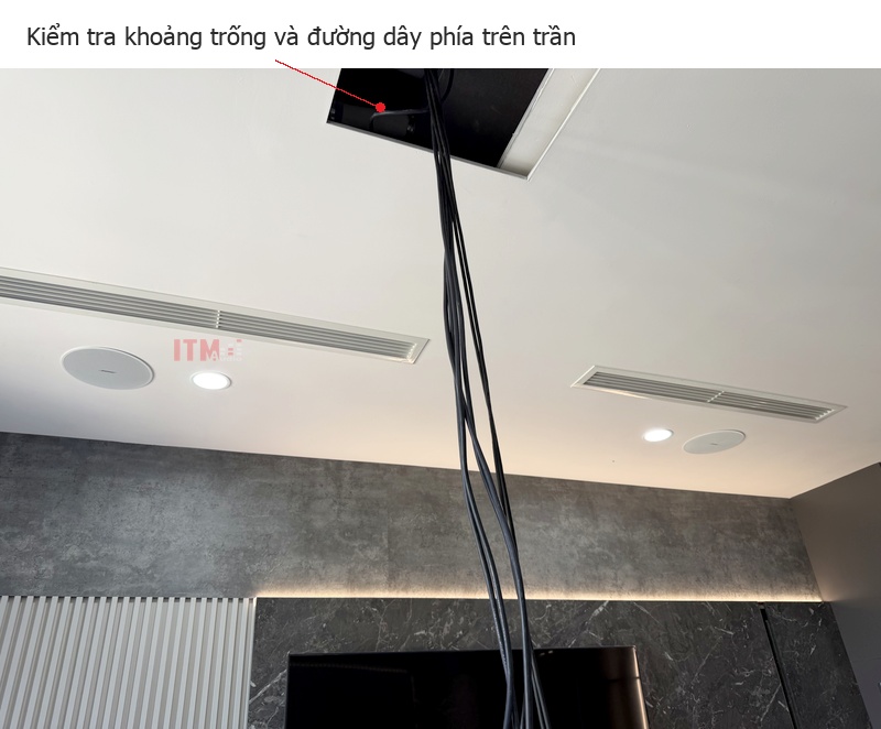 Cửa thăm trần và đường dây tại vị trí lắp loa âm trần