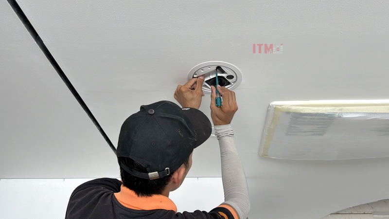 Kỹ thuật viên T&C dùng tua vít cố định loa âm trần