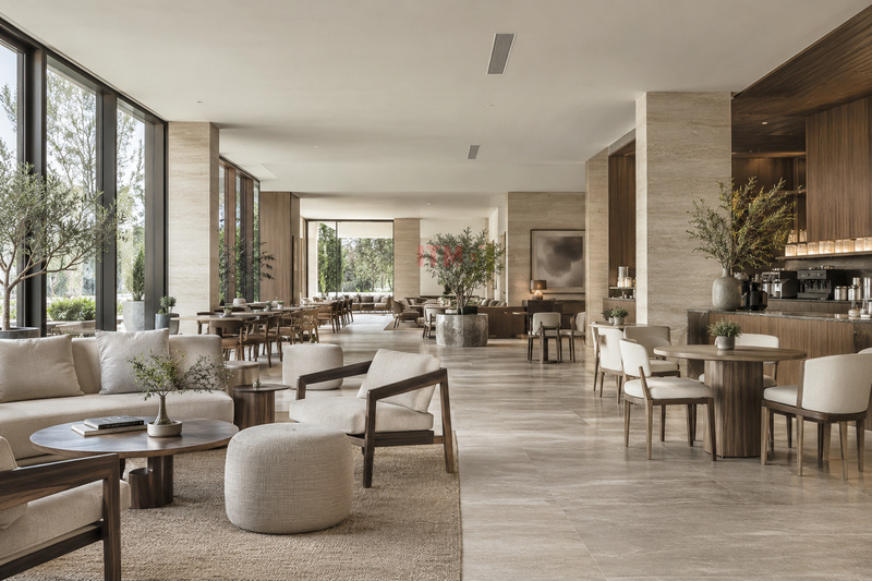 Không gian café rộng với nhiều khu vực ngồi, minh họa nhu cầu mức nghe