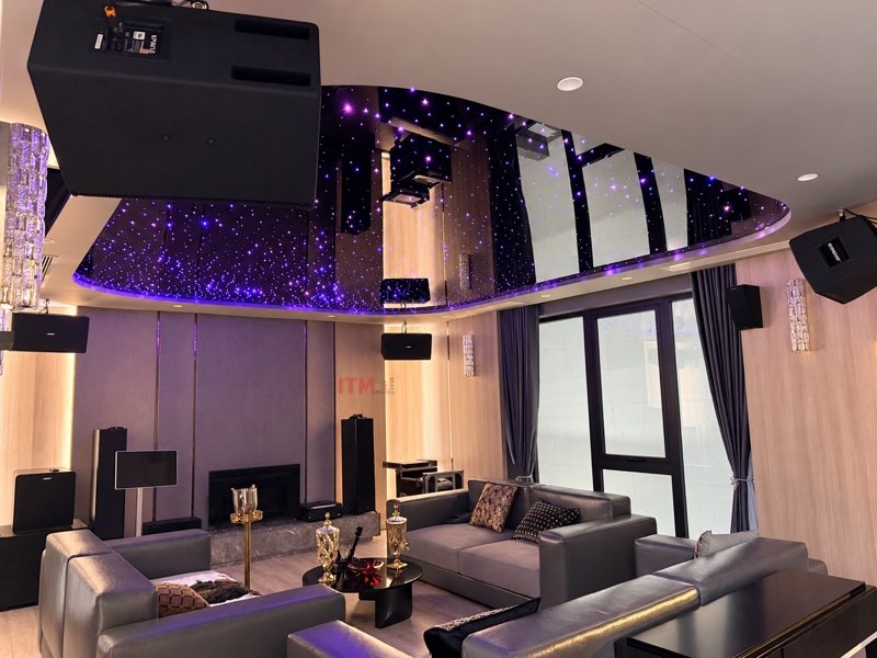 Loa và sofa trong phòng giải trí có cửa kính rèm và nhiều vật liệu nội thất