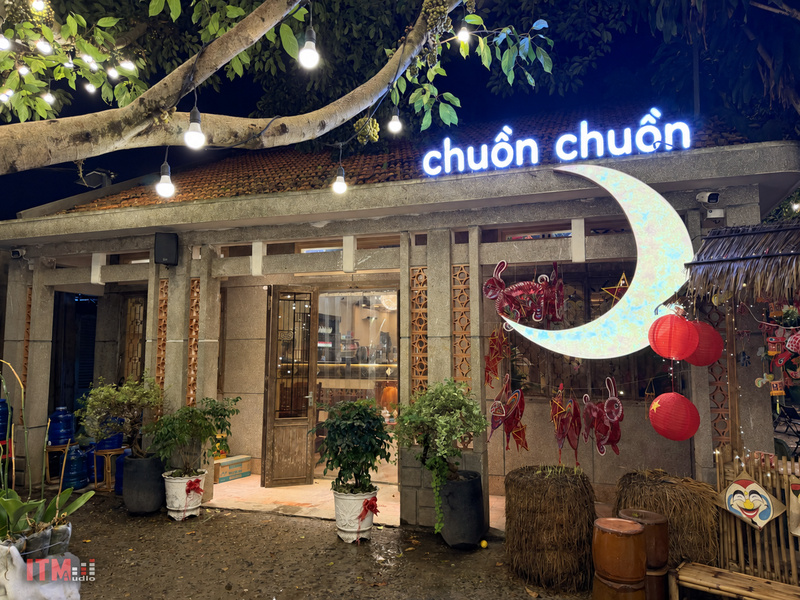 Loa treo tường trong khu vực phục vụ của quán cà phê