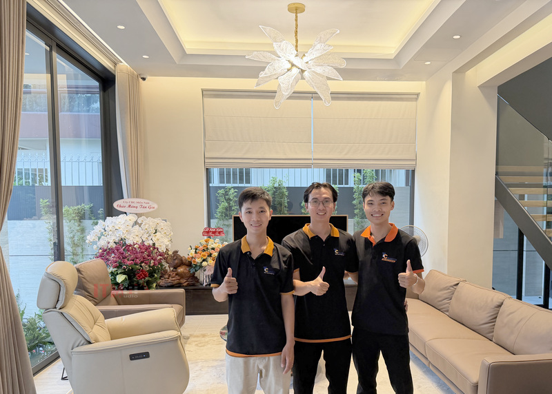 Không gian có sofa và rèm là điều kiện phù hợp để kiểm tra âm thanh khi sử dụng.