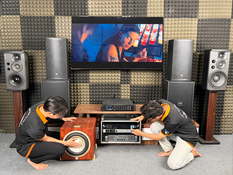 Kiểm tra loa sub và thiết bị phối ghép là một phần riêng trong quá trình cân chỉnh hệ thống.