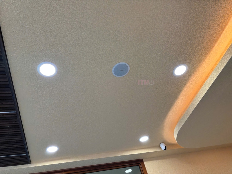 Loa âm trần được bố trí cùng hệ đèn và kiến trúc trần. Lựa chọn cần đi cùng vị trí lắp và vùng cần nghe. Ảnh công trình BB.