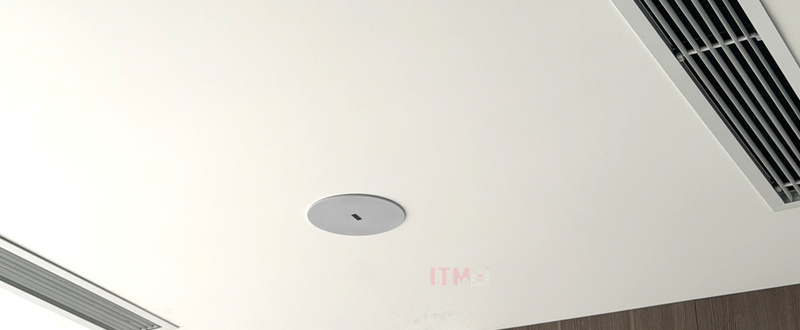 Loa âm trần được lắp trên mặt trần cùng các cửa gió điều hòa
