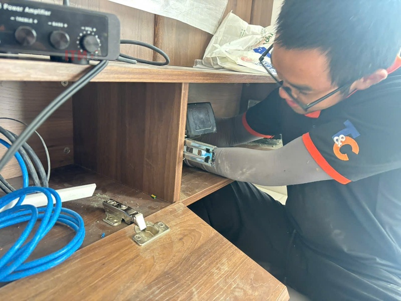 Kỹ thuật viên T&C kiểm tra dây và amply tại công trình căn hộ Quận 7