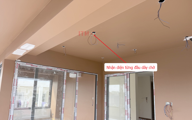 Dây chờ trên trần cần được phân loại, tránh nhầm tuyến loa với tuyến điện và đèn.