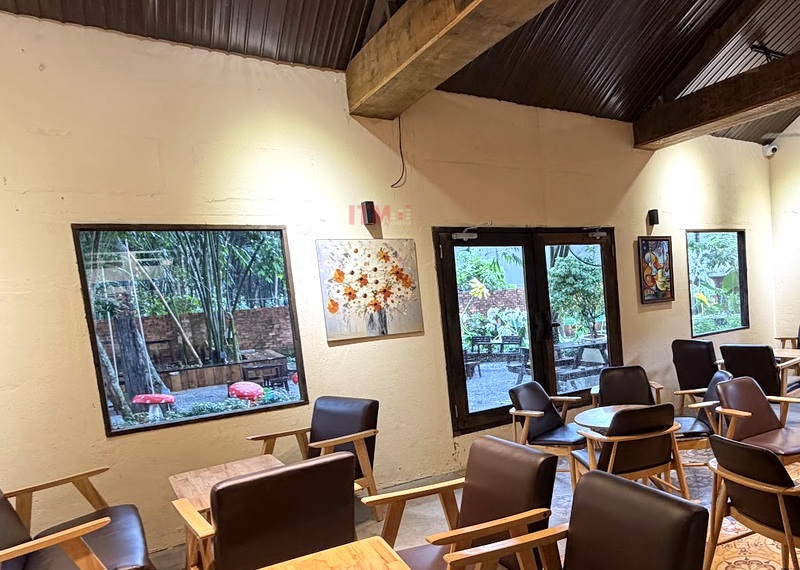 Loa treo tường tại khu bàn ngồi của Chuồn Chuồn Coffee