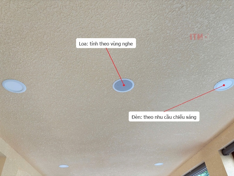 Các loa âm trần cùng đèn trên mặt trần tại BB House Quận 8