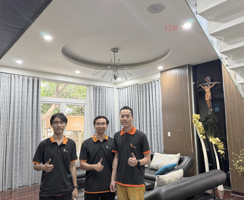 Đội kỹ thuật T&C trong phòng khách đã lắp loa âm trần, mặc đồng phục gọn gàng