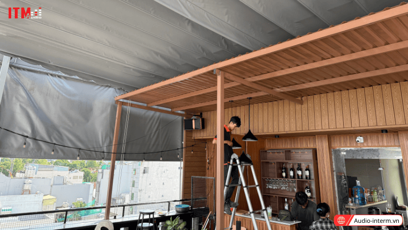 loa treo tường cho quán rooftop (3)