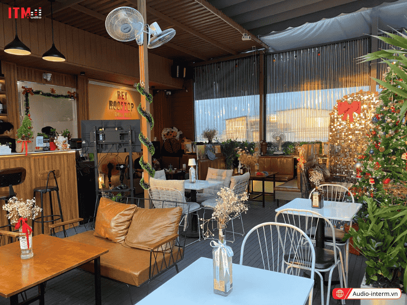 loa treo tường cho quán rooftop (4)