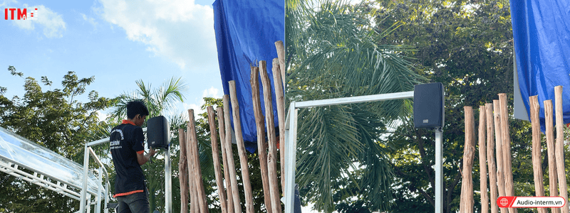 lắp đặt loa cho nhà hàng (4)