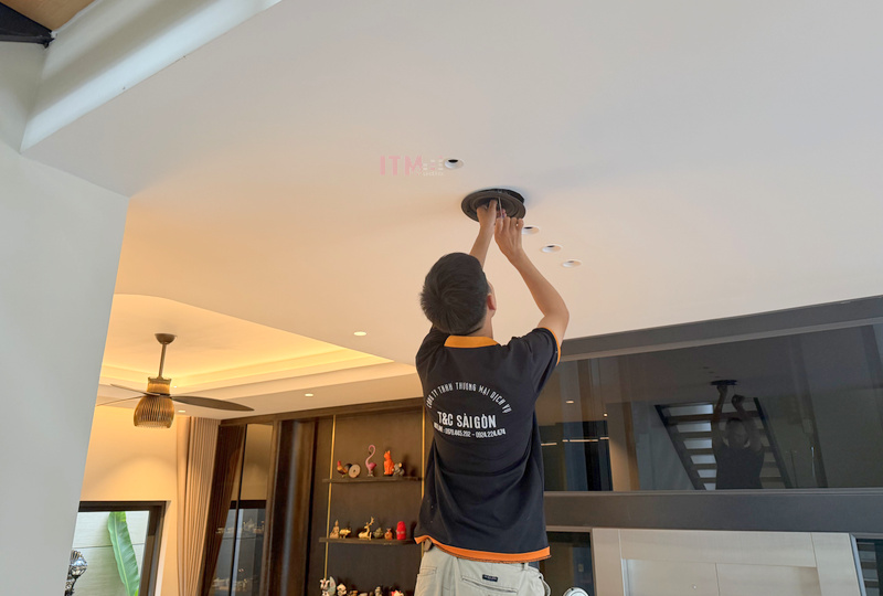 Kỹ thuật viên T&C lắp đặt loa âm trần theo không gian thực tế