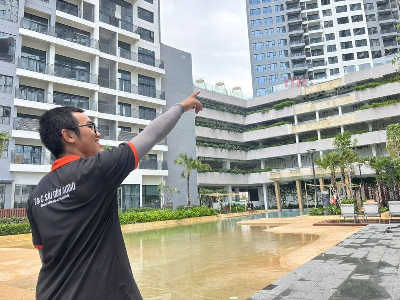 Kỹ thuật viên T&C xem xét khu vực ngoài trời tại công trình căn hộ Quận 7