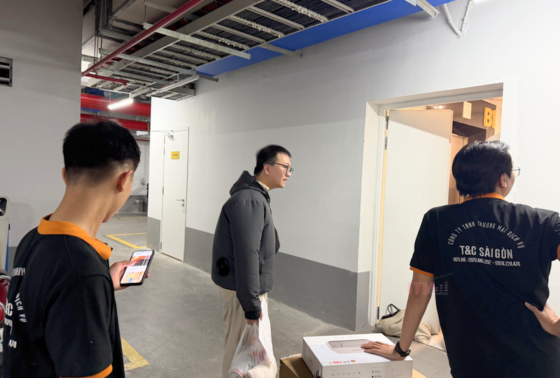 Kỹ thuật viên T&C trao đổi tại công trình để đối chiếu phương án âm thanh
