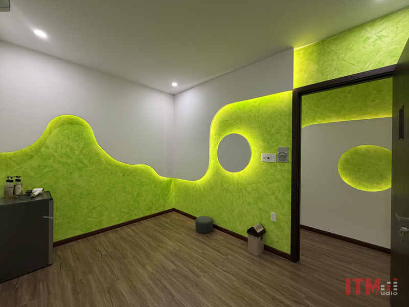 Không gian spa hoàn thiện với trần, ánh sáng và hệ thống âm thanh bố trí gọn