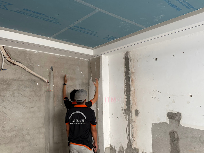 Khảo sát vị trí lắp đặt từ giai đoạn hoàn thiện giúp phối hợp đường dây, loa và nội thất.