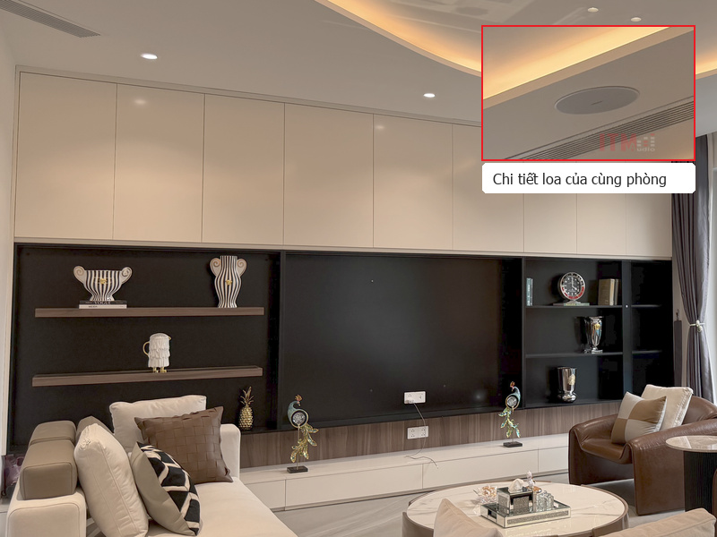 Không gian phòng khách có sofa và loa trên trần