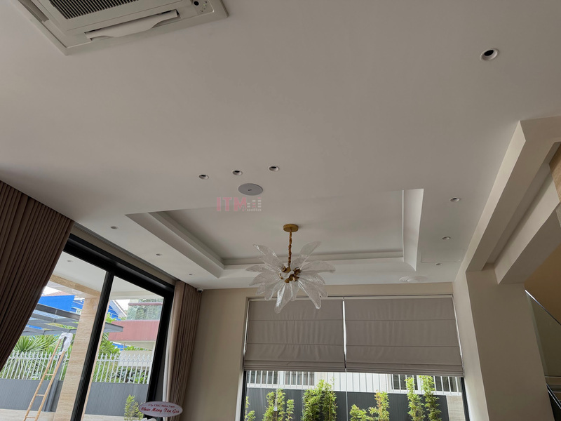 Độ cao, bề mặt phòng và khoảng cách đến người nghe cần được xem xét cùng nhau.