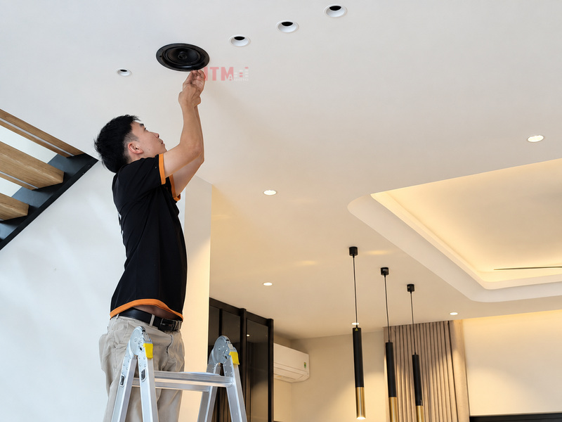 Kỹ thuật viên lắp loa âm trần tại Bình Lợi năm 2026
