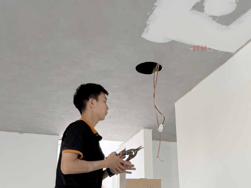 Dây chờ và đầu nối cần được nhận diện, kiểm tra và lưu hồ sơ trước khi lắp loa.