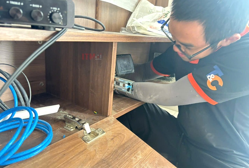 Kỹ thuật viên T&C thao tác đấu nối thiết bị trong tủ tại căn hộ Quận 7