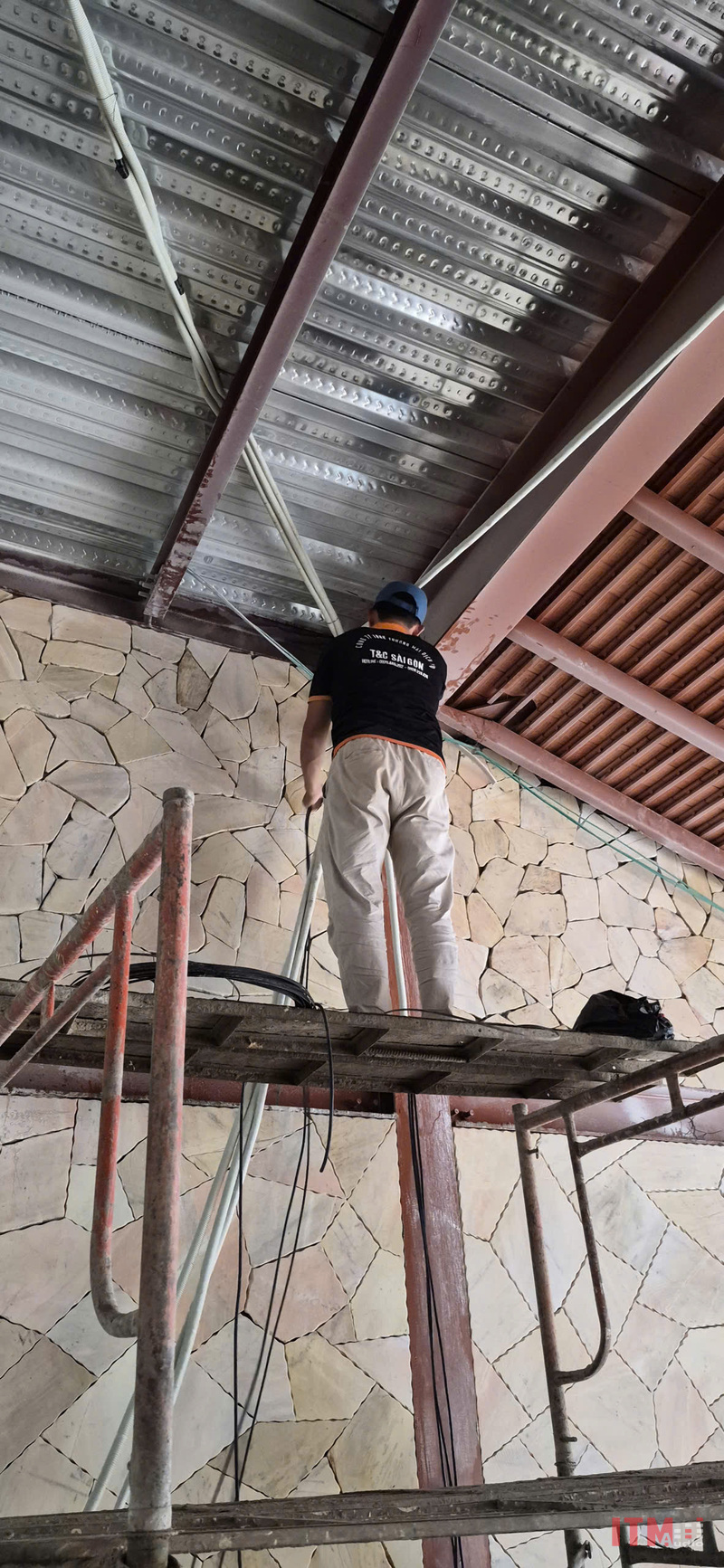Kỹ thuật viên T&C thực hiện đường dây trên cao tại công trình Gia Lai