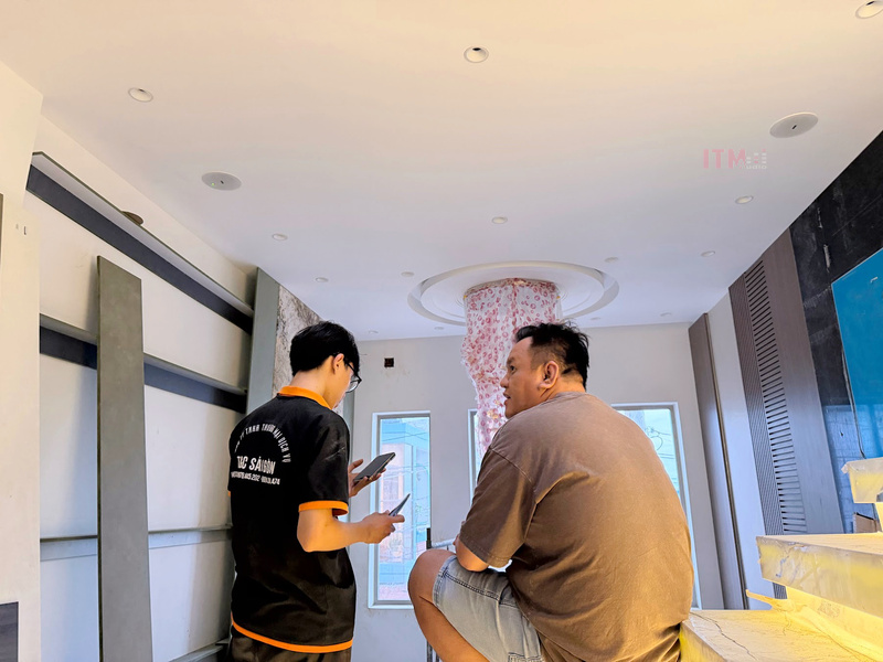 Kỹ thuật viên T&C trao đổi kiểm tra hệ thống trong phòng đã lắp loa âm trần