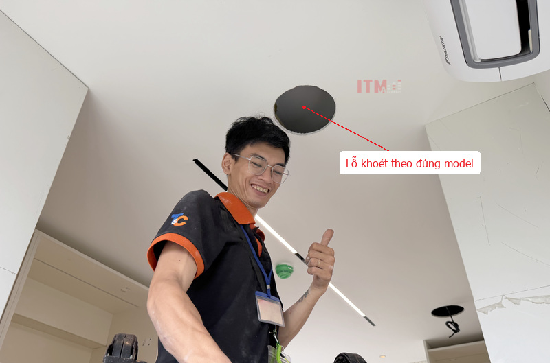 Lỗ khoét và khoảng trống phía trên trần phải được kiểm tra theo đúng model loa.